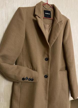 Фирменное женское пальто-телесно-коричневого цвета zebra2 фото