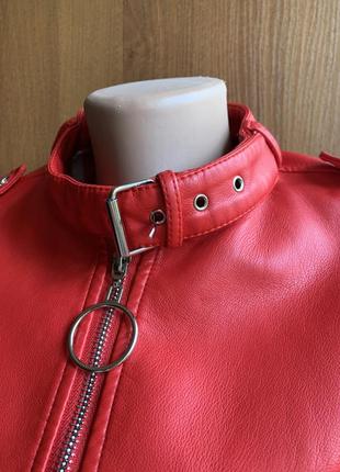 Стильная женская кожаная куртка красного цвета6 фото