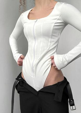 Боді із зовнішніми швами і блискавкою спереду біле