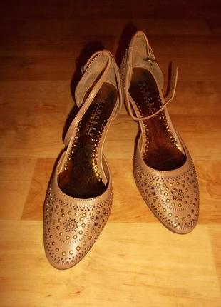 Босоножки   беж на высоком каблуке  с заклепками, туфли р. 38 - blossem collection