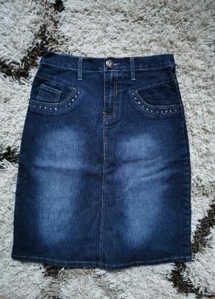 Джинсова спідниця міді з камінням