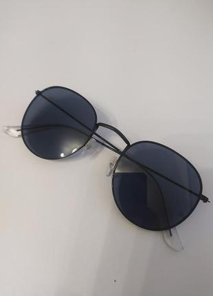 Солнцезащитные очки с черными линзами и черной оправой1 фото