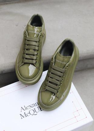 Стильные женские кроссовки в стиле alexander mcqueen olive patent оливковые лаковые