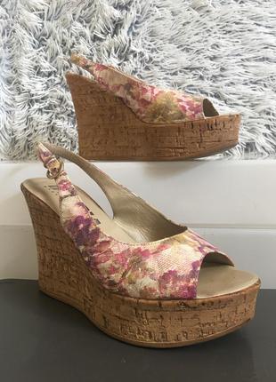 Женственные босоножки с цветочным принтом utopia италия