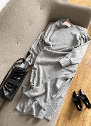 Сіра ангорова сукня міді із боковими розрізами
