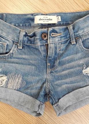 Дивовижно красиві, сучасні, дуже зручні шорти джинсові. abercrombie
