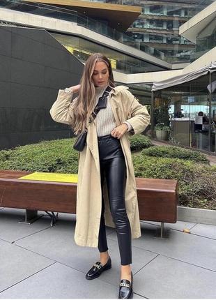 Черные утепленные леггинсы из кожзама zara. высокая посадка, снизу на замотках.