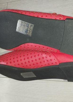 Женские красные и туфли с перфорацией3 фото
