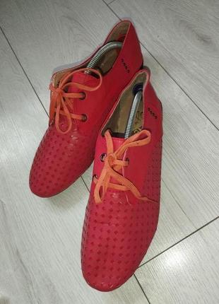Женские красные и туфли с перфорацией4 фото