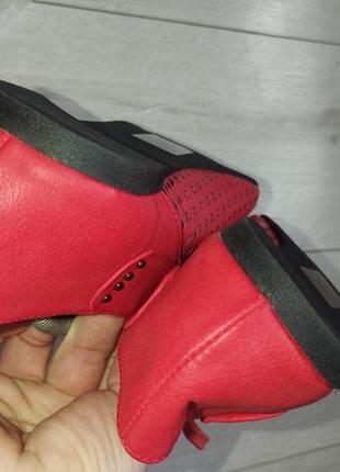 Женские красные и туфли с перфорацией8 фото