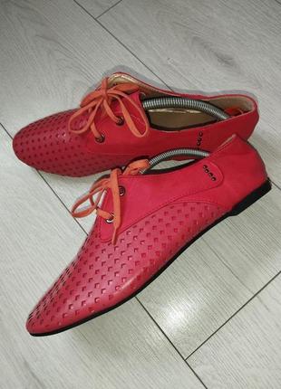 Женские красные и туфли с перфорацией