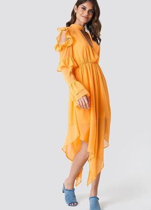 Стильна однотонна жіноча сукня з оригінальним рукавом від na-kd. плаття