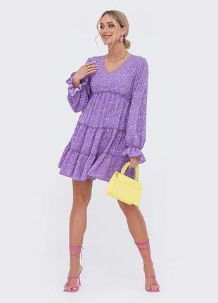 Сиреневое фиолетовое платье с невесомыми рюшами на рукавах, красивым v-вырезом и нежным цветочным принтом