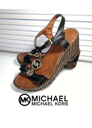 Michael kors босоніжки на платформ танкетка пітон стрази лого майкл корс сандалі шльопанці