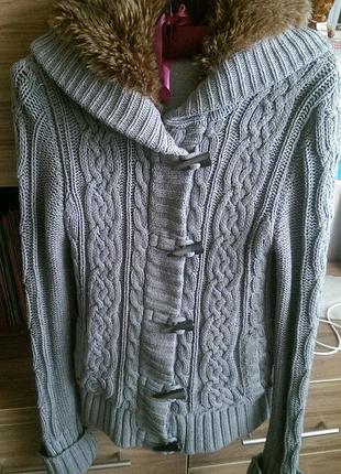 Стильна сіра кофта з хутряним капюшоном фірми pimkie,р. s