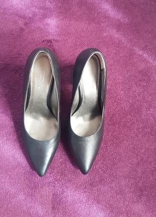 Черные туфли на устойчивом каблуке