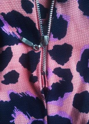 Игривые персиковые шорты-юбка с леопардовым принтом на молниях7 фото