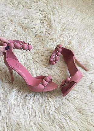 Літні стильні босоніжки з ремінцем навколо щиколотки та закритою пяткою,36-40