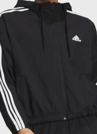 Укорочена вітровка вільного крою adidas essentials.