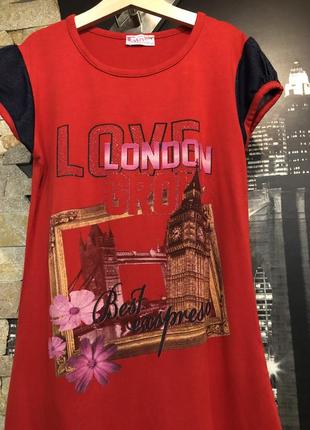 Красива червона футболка