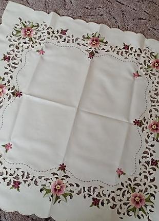 Скатерть. декоративные салфетки на стол