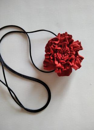 Чокер з червоною квіткою на довгому шнурку5 фото