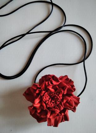 Чокер с красным цветком на длинном шнурке