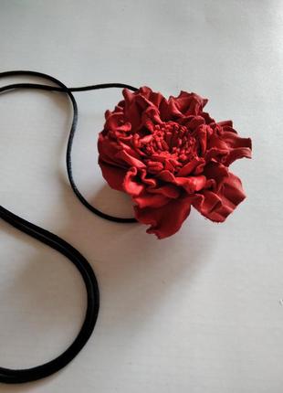 Чокер з червоною квіткою на довгому шнурку3 фото