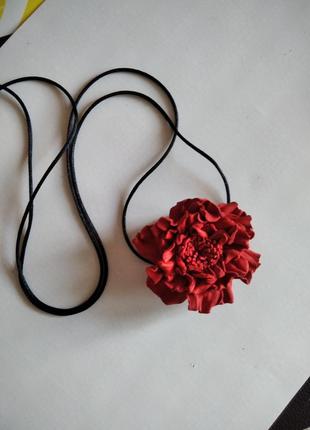 Чокер з червоною квіткою на довгому шнурку2 фото