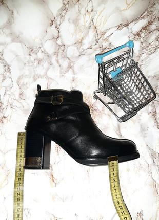 Черные кожаные демисезонные ботинки на устойчивом каблуке5 фото