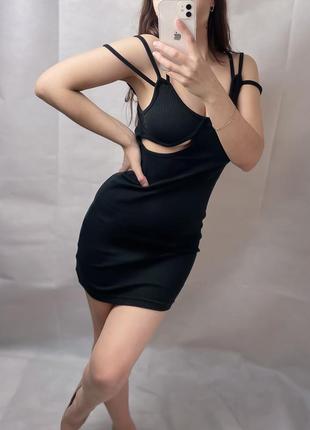 Чёрное короткое платье в рубчик с вырезом под грудью missguided1 фото