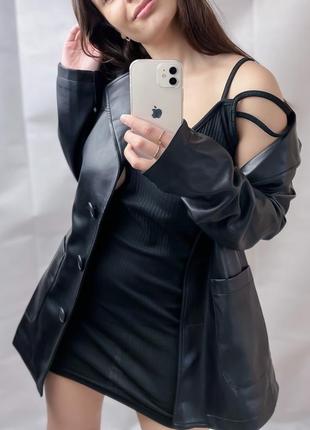 Чорна коротка сукня в рубчик з вирізом під груддю missguided