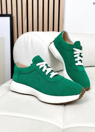 Замшевые кроссовки