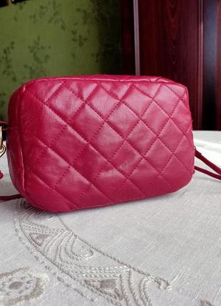Красная стеганная сумочка через плечо. кроссбоди. текстиль сумка es carte италия2 фото