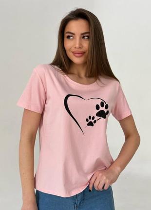 Розовая футболка с принтом