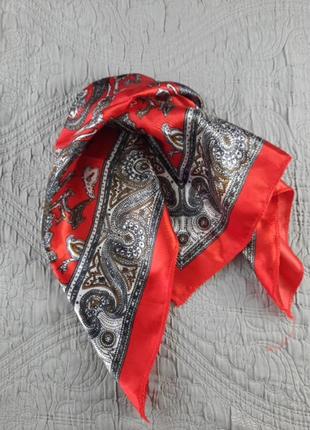 Красный платок с узором