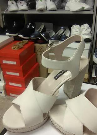 Nine west шикарні шкіряні босоніжки 38,5(25,5)