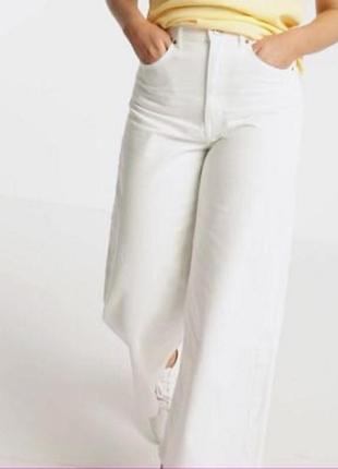 Укороченные белые джинсы