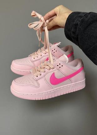 Красивейшие женские кроссовки nike sb dunk low triple pink розовые