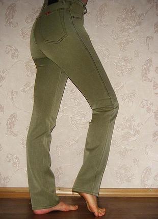 Стильные джинсы с высокой посадкой р-р. 44(s)