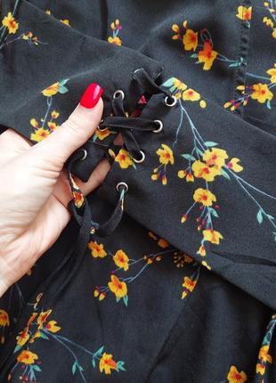 Чорне плаття в квітковому принті від prettylittlething4 фото