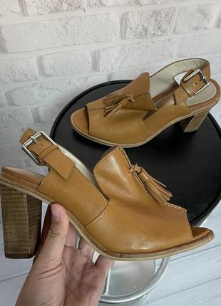 Сандалі шкіряні босоніжки clarks