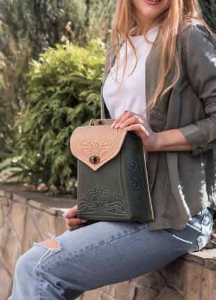 Кожаный женский рюкзак-сумка вектор слоновая кость-оливка