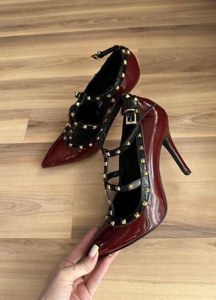 Стильные бордовые лаковые туфли с шипами valentino 39