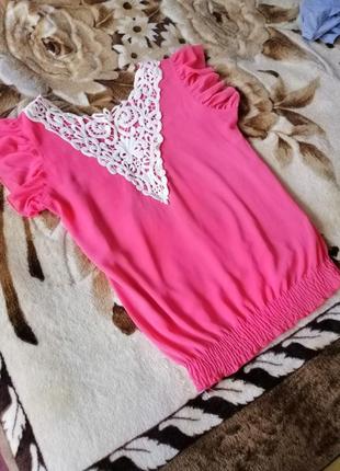 Яскрава рожева блуза з білим мереживом2 фото