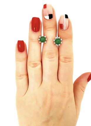 Женские серебряные серьги-пусеты с натуральным нефритом и кубическим цирконом покрыты родием