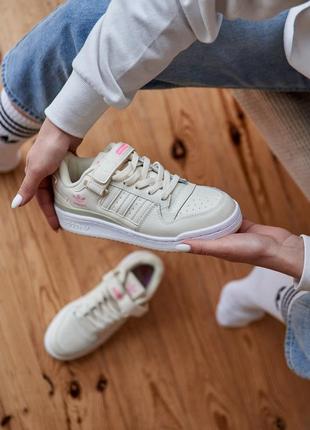 Жіночі кросівки кремового кольору adidas forum сезон весна-осінь