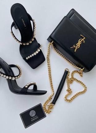 Босоножки на каблуке в стиле versace