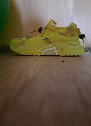 Кроссовки ярко-желтые новые с утяжкой на любой обьем ноги3 фото