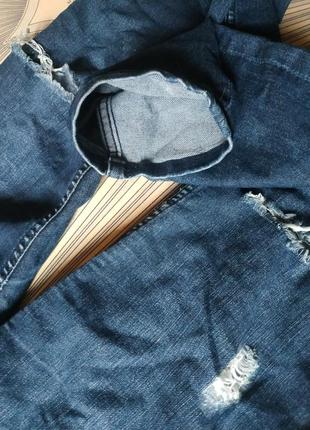 Джинсы с разрезами